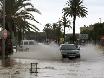 Un vehículo circula por una calle catalana Un vehículo circula por una calle catalana