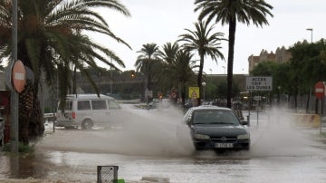 Un vehículo circula por una calle catalana