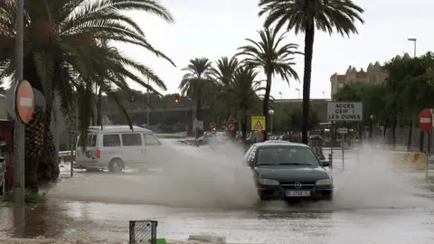 Un vehículo circula por una calle catalana Un vehículo circula por una calle catalana