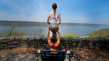 Jacob Jonas y Jill Wilson, especialistas de acro-yoga
