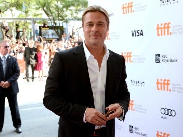 Brad Pitt muy guapo con el pelo recogido americana y camisa sin corbata Brad Pitt muy guapo con el pelo recogido americana y camisa sin corbata
