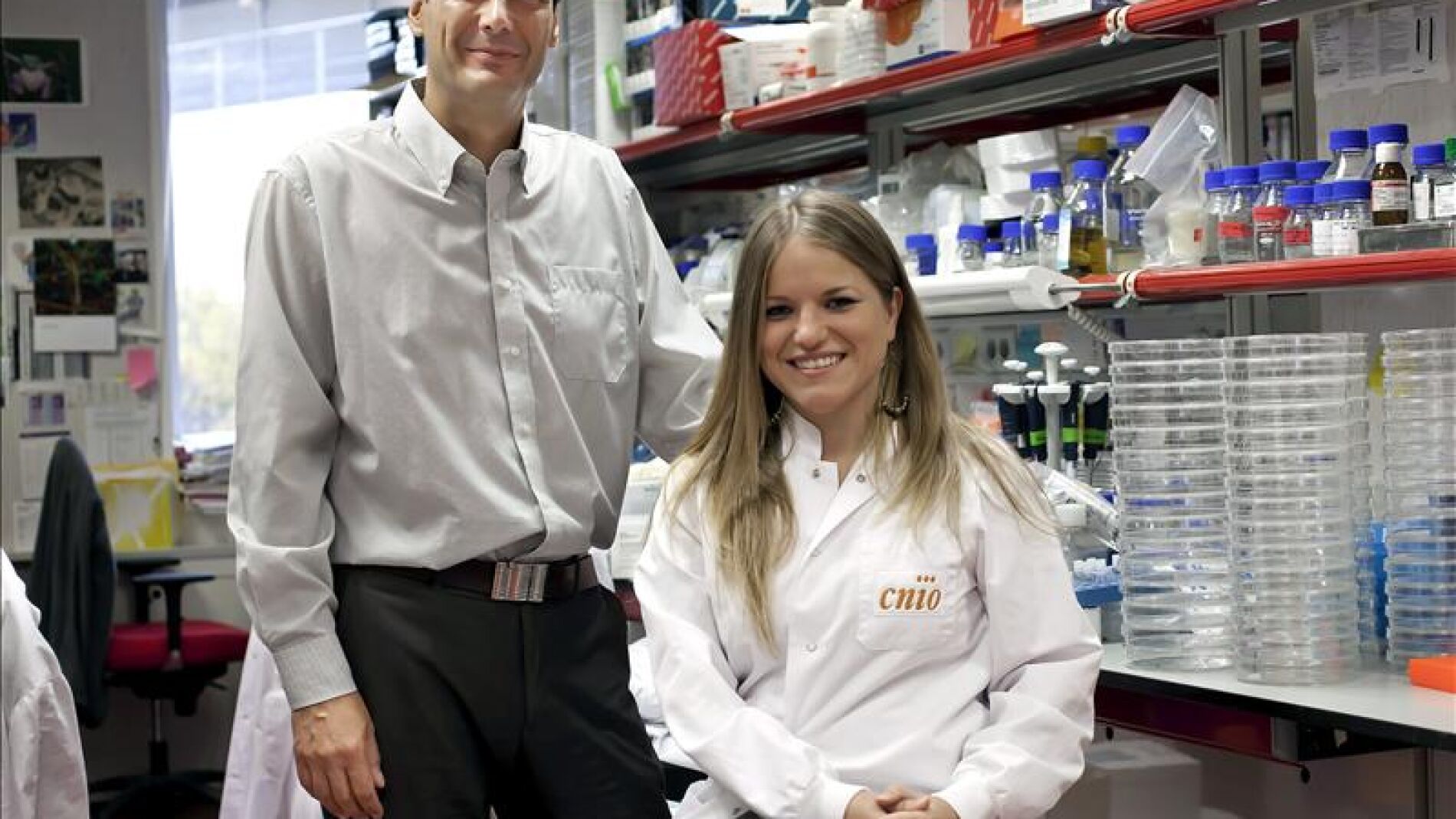Los investigadores Manuel Serrano y Mar&iacute;a Abad