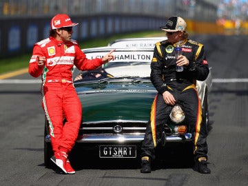 Fernando Alonso conversa con Kimi Raikkonen