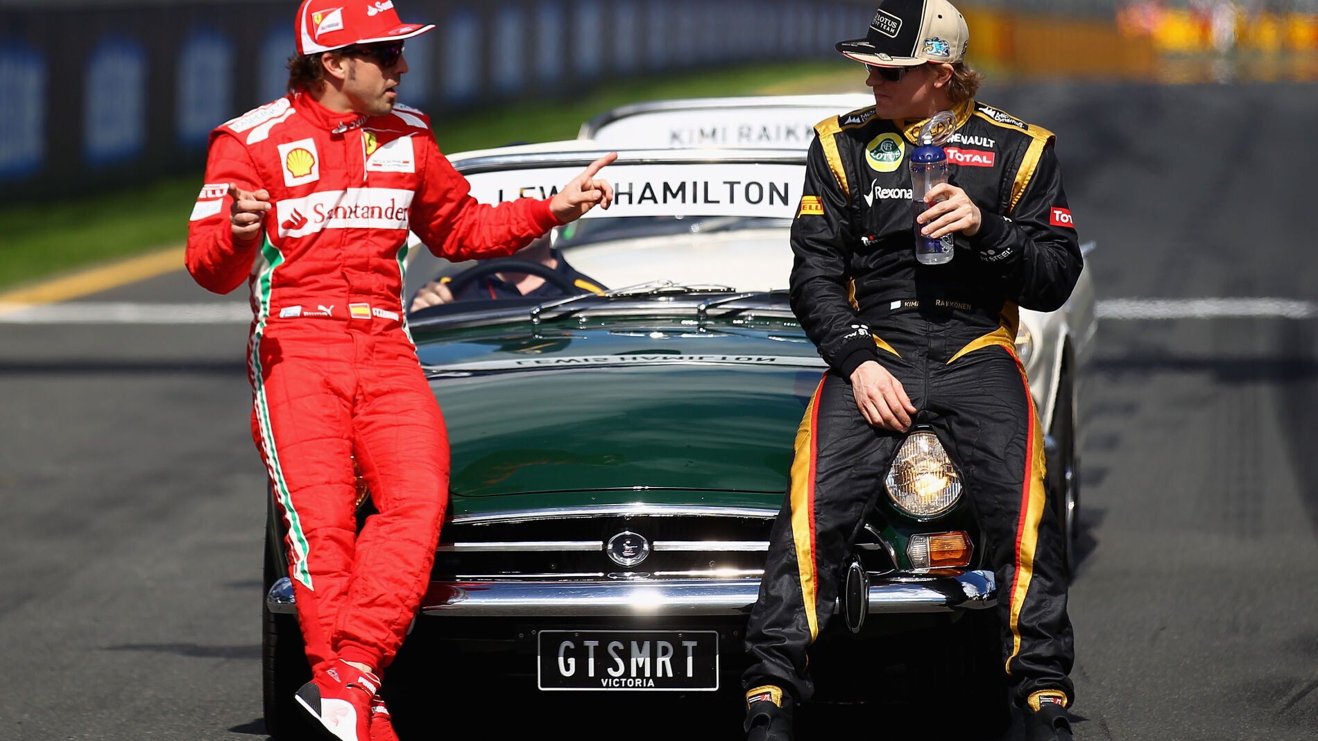 Fernando Alonso conversa con Kimi Raikkonen