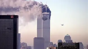 Las Torres Gemelas después del impacto de uno de los aviones secuestrados por la banda terrorista Al Qaeda el 11 de septiembre de 2001 Las Torres Gemelas después del impacto de uno de los aviones secuestrados por la banda terrorista Al Qaeda el 11 de septiembre de 2001