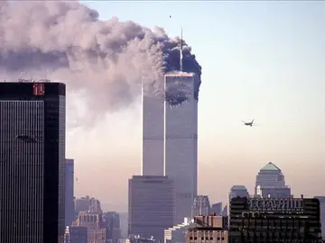 Las Torres Gemelas después del impacto de uno de los aviones secuestrados por la banda terrorista Al Qaeda el 11 de septiembre de 2001 Las Torres Gemelas después del impacto de uno de los aviones secuestrados por la banda terrorista Al Qaeda el 11 de septiembre de 2001