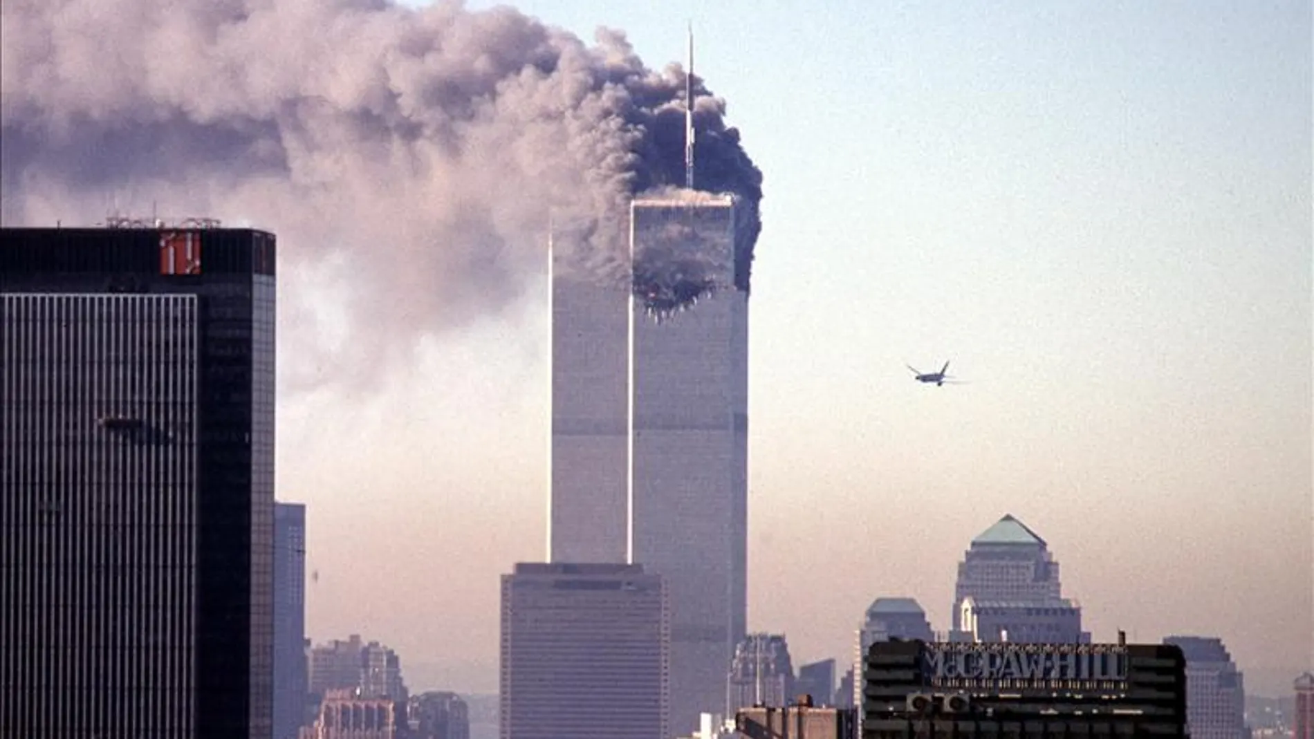 Las Torres Gemelas después del impacto de uno de los aviones secuestrados por la banda terrorista Al Qaeda el 11 de septiembre de 2001 Las Torres Gemelas después del impacto de uno de los aviones secuestrados por la banda terrorista Al Qaeda el 11 de septiembre de 2001