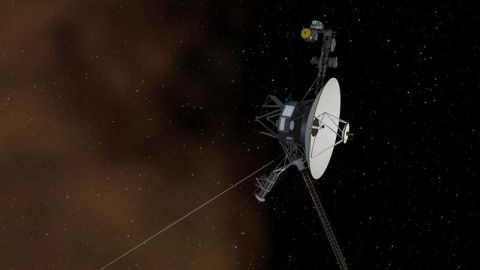 La nave espacial de la NASA Voyager 1entrando en el espacio interestelar