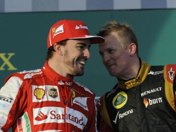 Fernando Alonso y Kimi Raikkonen comparten confidencias en el podio. 