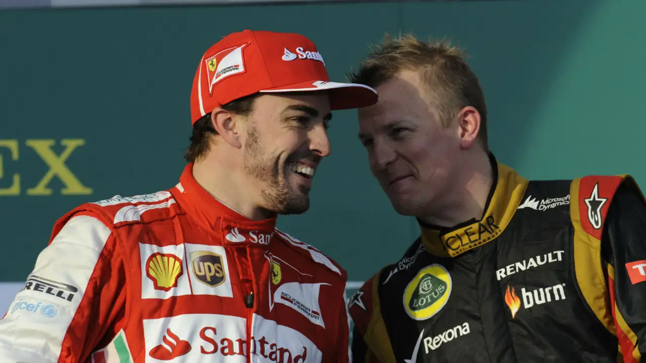 Fernando Alonso y Kimi Raikkonen comparten confidencias en el podio.