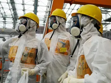 Varios operarios examinan la central nuclear de Fukushima Varios operarios examinan la central nuclear de Fukushima