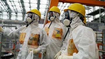 Varios operarios examinan la central nuclear de Fukushima