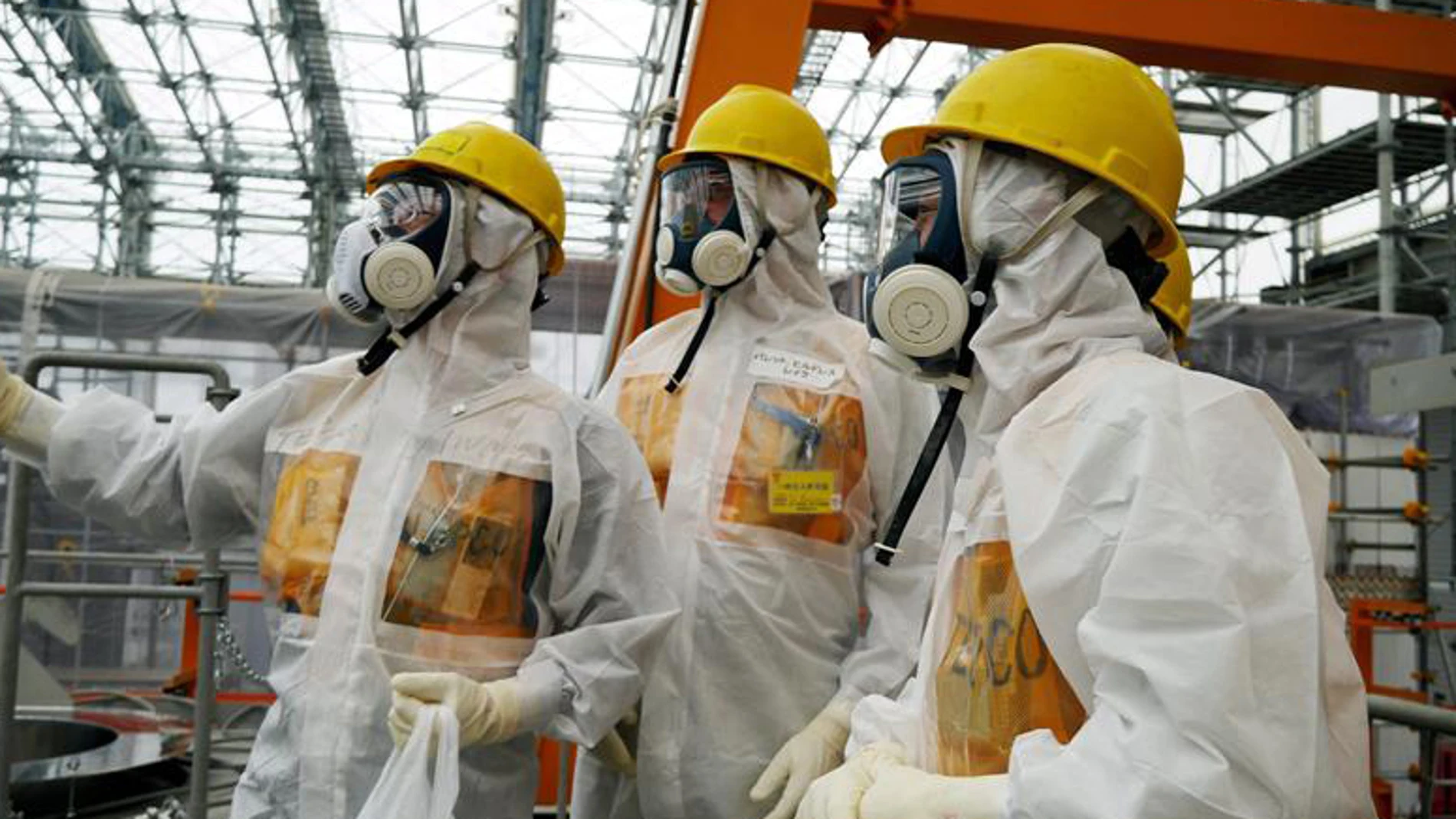Varios operarios examinan la central nuclear de Fukushima Varios operarios examinan la central nuclear de Fukushima
