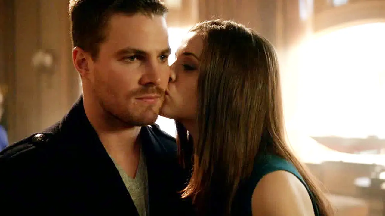 Helena vuelve y amenaza a Oliver