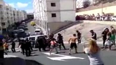 Una batalla campal entre la Policía y vecinos de Canarias se salda con seis detenidos