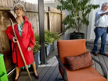 El maniquí de la asesina Dorothea Puente en su casa convertida en museo El maniquí de la asesina Dorothea Puente en su casa convertida en museo