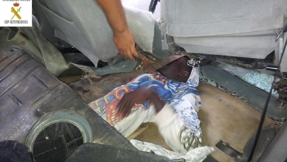 Inmigrante en doble fondo de un coche