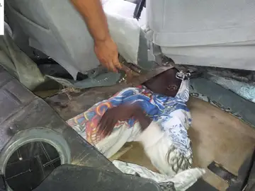 Inmigrante en doble fondo de un coche Inmigrante en doble fondo de un coche