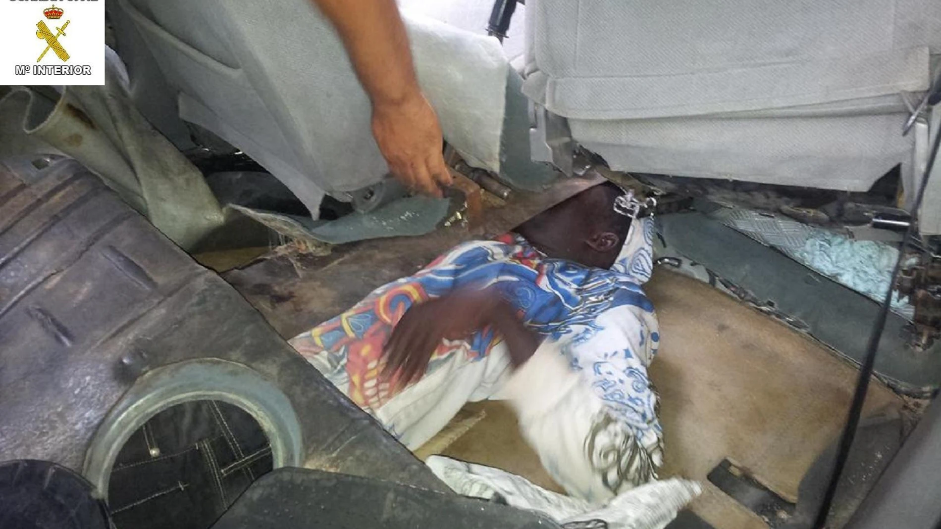 Inmigrante en doble fondo de un coche Inmigrante en doble fondo de un coche