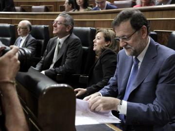  El presidente del Gobierno, Mariano Rajoy, repasa papeles en su escaño 