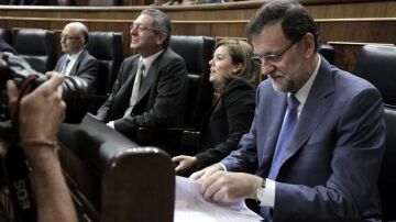 El presidente del Gobierno, Mariano Rajoy, repasa papeles en su escaño 