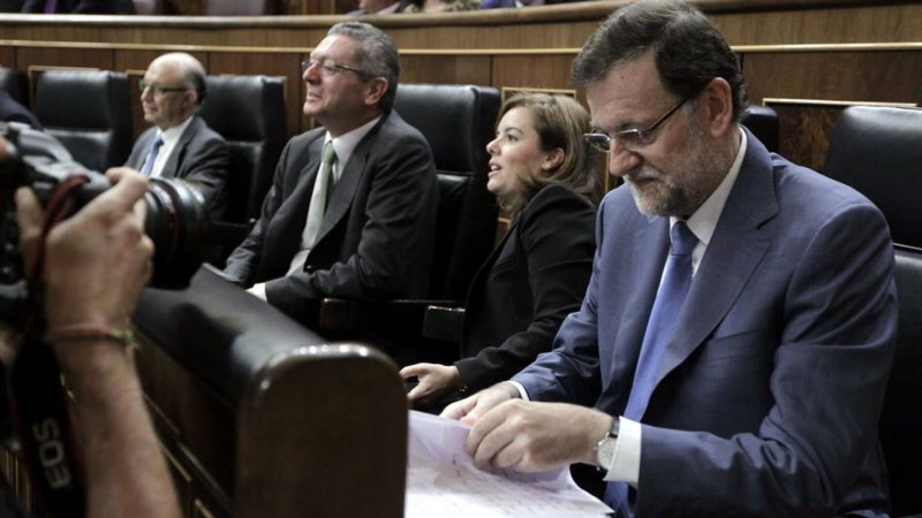  El presidente del Gobierno, Mariano Rajoy, repasa papeles en su esca&ntilde;o 