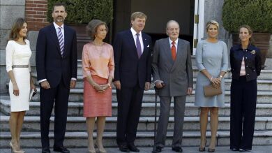 Los príncipes reciben a los reyes de Holanda al pie del avión, pilotado por Guillermo