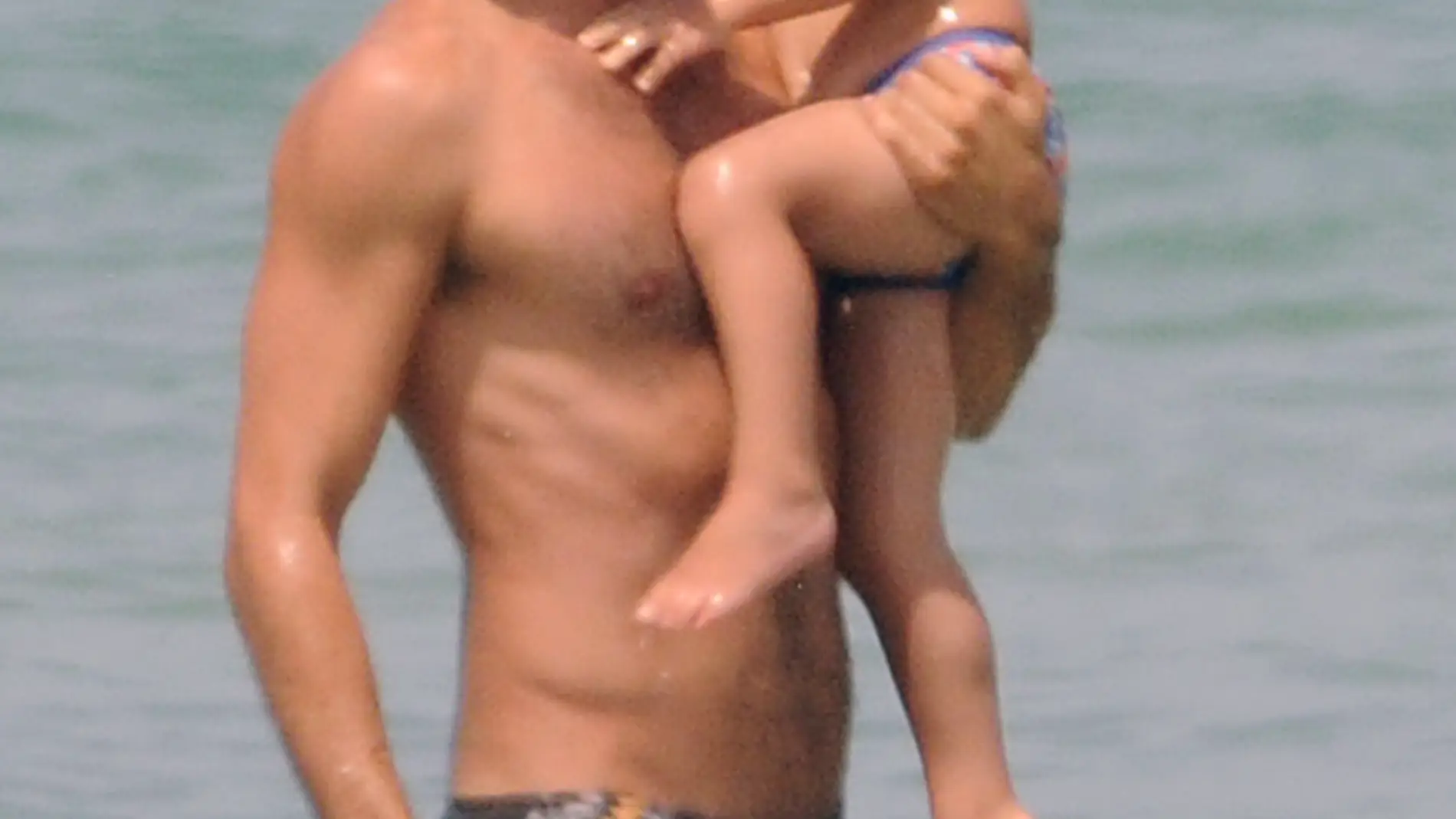 Hugo Silva y su hijo en la playa