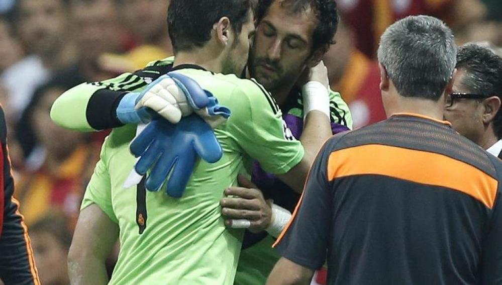 Momento del cambio entre Iker Casillas y Diego López