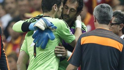 Momento del cambio entre Iker Casillas y Diego L&oacute;pez