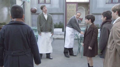 Marcelino ante los balonazos de los niños