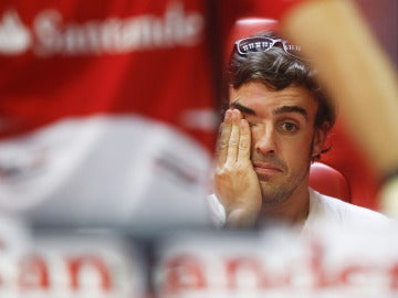 Alonso se frota el ojo en el box