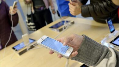 Dos vehículos cruzan la pista de un aeropuerto en EEUU por los mapas de iPhone