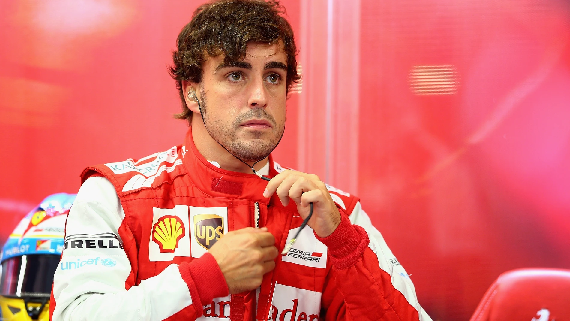 Fernando Alonso en el box de Ferrari en Singapur