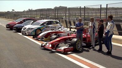 Cuatro coches contra un Fórmula 1