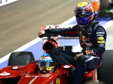 Webber subido al Ferrari de Alonso