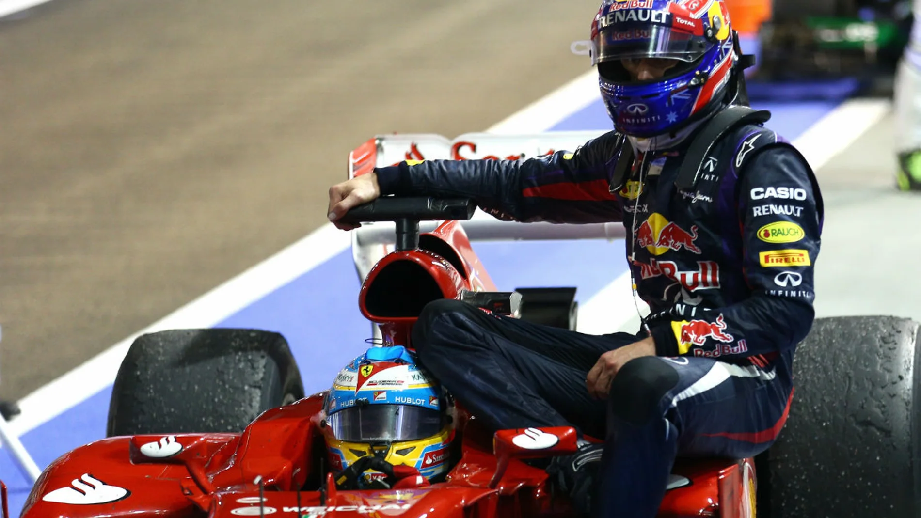 Webber subido al Ferrari de Alonso