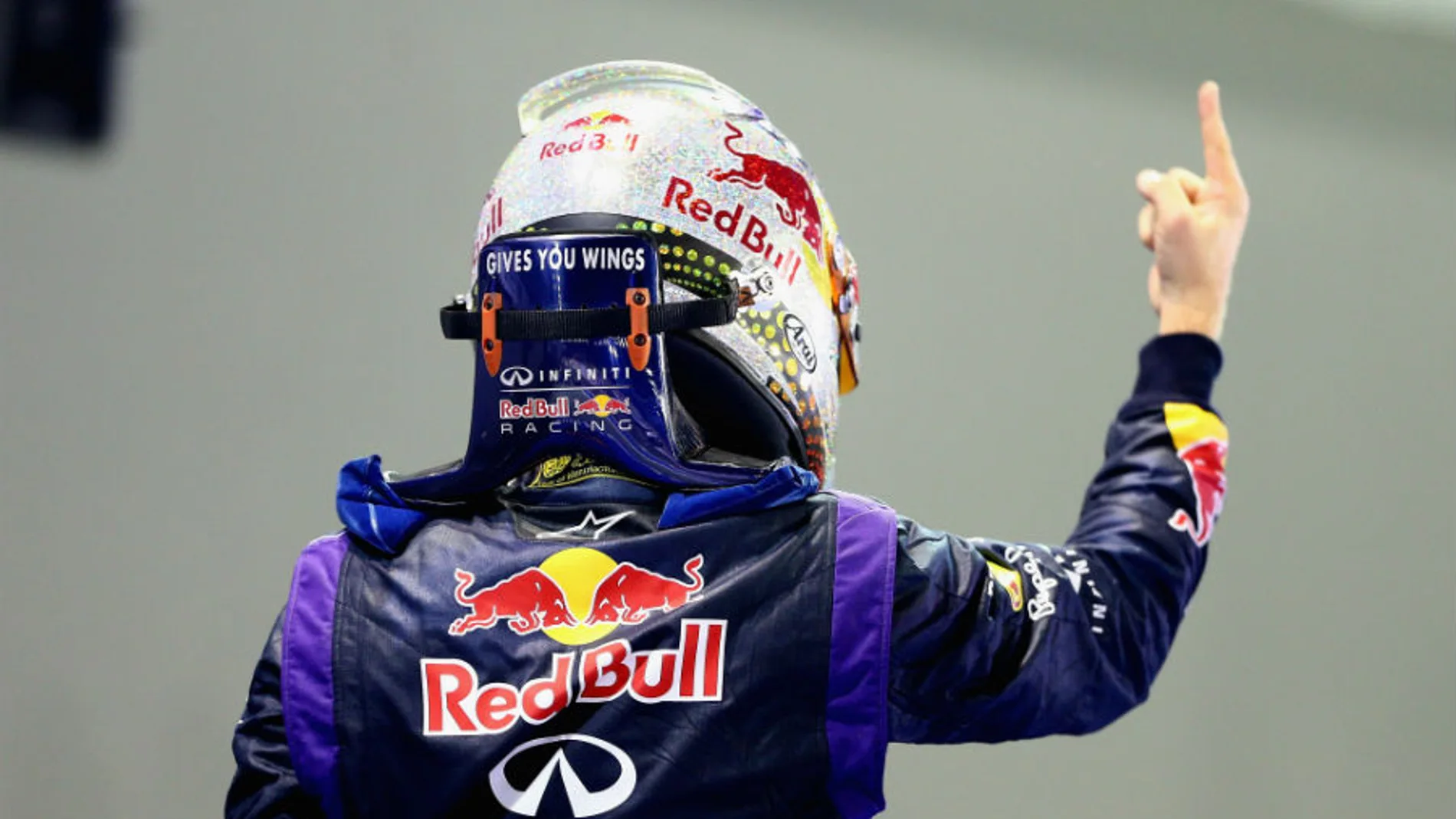 Vettel levanta el dedo en Marina Bay