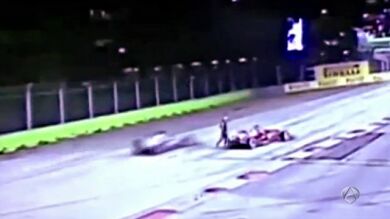 Vídeo de Alonso recogiendo a Webber