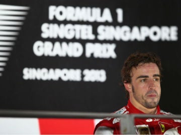 Alonso en el podio singapurense