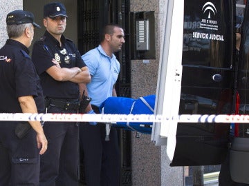 Efectivos de los servicios funerarios trasladan el cuerpo de una de las dos víctimas mortales Efectivos de los servicios funerarios trasladan el cuerpo de una de las dos víctimas mortales