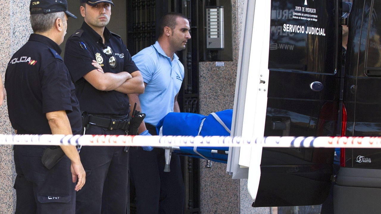 Detienen a un hombre tras encontrar a su pareja e hijo muertos en su ...