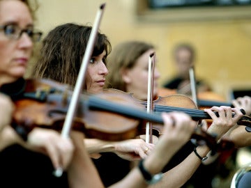 Varios violines suenan en a Plaza Zuloaga de San Sebastián