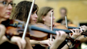 Varios violines suenan en a Plaza Zuloaga de San Sebastián