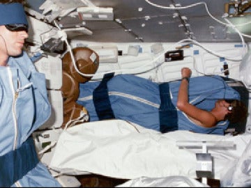 Astronauta durmiendo