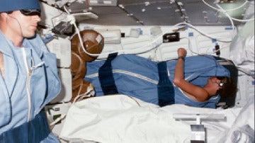 Astronauta durmiendo