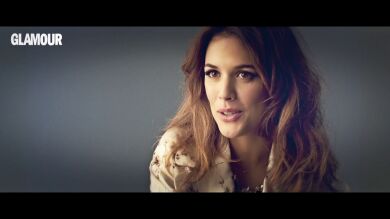 Adriana Ugarte habla de 'El tiempo entre costuras' en la revista Glamour