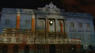 Proyectan una representación audiovisual sobre la fachada del Ayuntamiento de Barcelona
