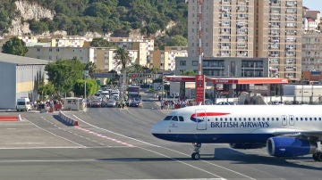 Calle cruzada por un aeropuerto en Gibraltar