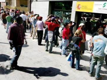 Imagen de una cola de extranjeros ante el Instituto Nacional de la Seguridad Social